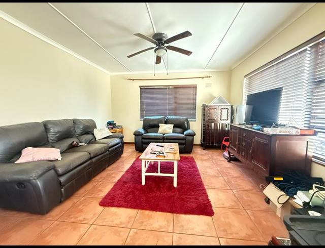 4 BEDROOM HOUSE FOR SALE IN BERGZICHT